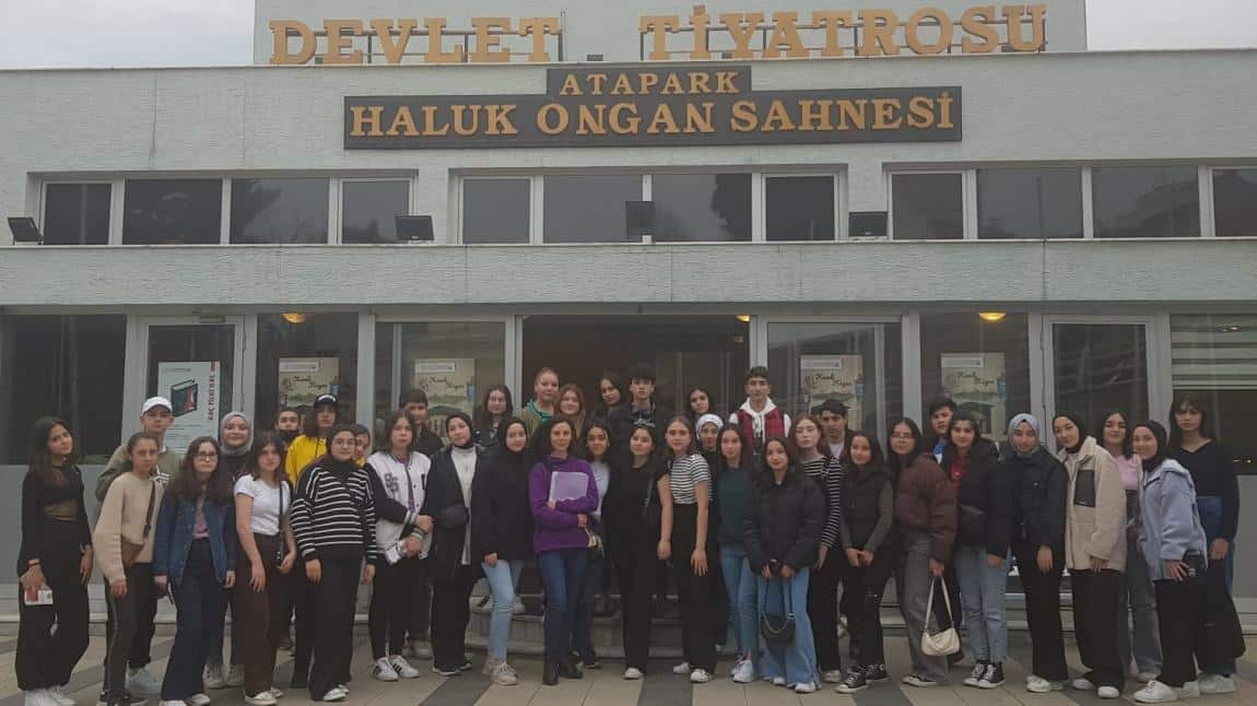 Okulumuz Öğrencilerinin Trabzon Devlet Tiyatrosu Gezisi 